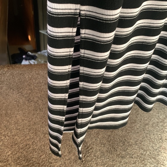 Black and white striped dress with side slits - Picture 4 of 6
